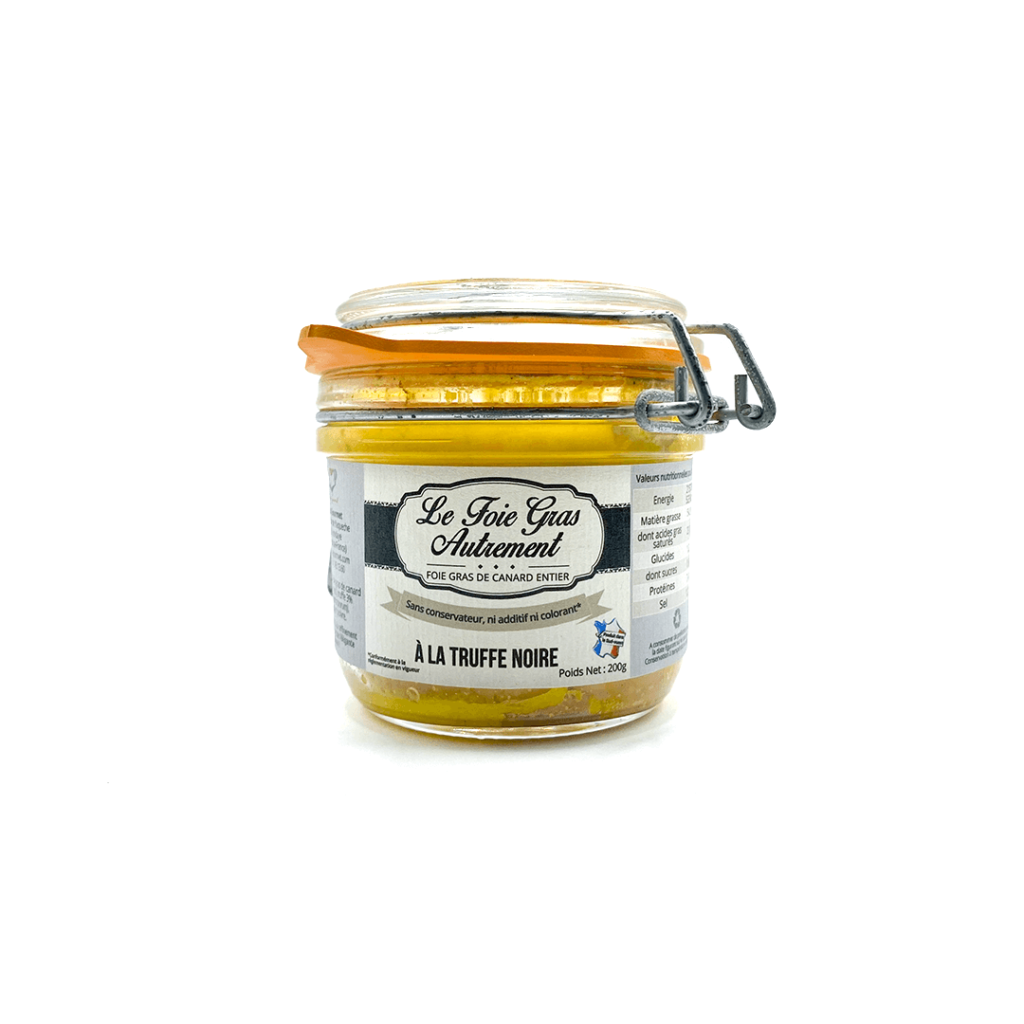 altL'image montre un bocal en verre muni d'un couvercle métallique orange à fermeture hermétique. L'étiquette frontale du bocal porte le titre « Le Foie Gras Autrement » en caractères noirs gras. Sous ce titre, il est indiqué qu'il s'agit de « Foie Gras de Canard Entier ». En bas de l'étiquette, il est mentionné que le produit est « À LA TRUFFE NOIRE », ce qui indique qu'il est fabriqué avec de la truffe noire. Dans le coin inférieur droit de l'étiquette, le poids net du produit est précisé : 200 grammes. La présentation est élégante et raffinée, typique des produits gastronomiques de haute qualité.