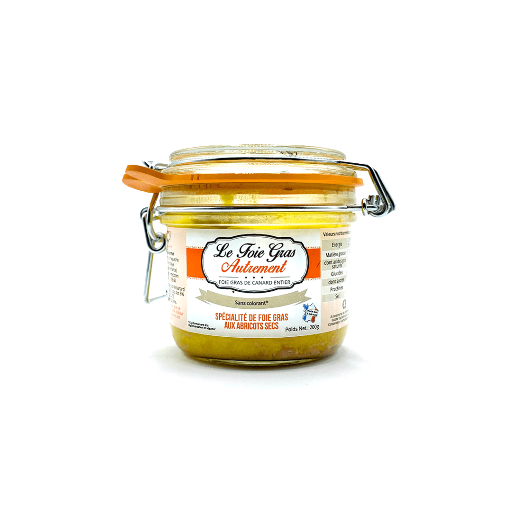 altL'image montre un bocal en verre avec un joint métallique et un couvercle orange, contenant du foie gras de canard entier avec des abricots secs. L'étiquette du bocal porte la mention « Le Foie Gras Autrement » et indique un poids net de 200 g. Le fond est blanc, ce qui met en valeur le produit et permet une lecture claire de l'étiquette.
