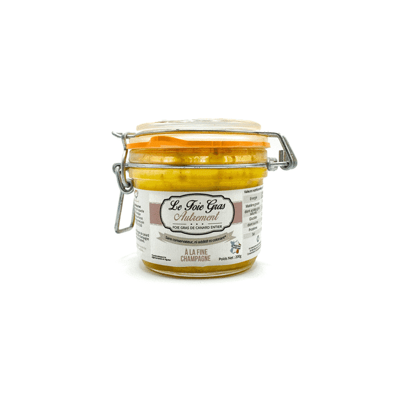 alt Ce produit gastronomique est un foie gras de canard entier, présenté dans un bocal de 200 g avec l'étiquette « À LA FINE CHAMPAGNE », qui souligne sa préparation sans conservateurs ni colorants ajoutés. Le pot transparent met en évidence la qualité du produit, idéal pour les amateurs de cuisine française traditionnelle.